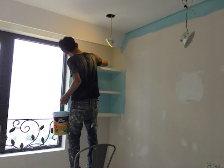 Tự sơn nhà hay thuê thợ sơn