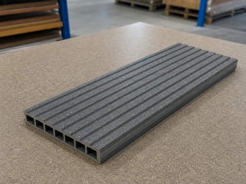 Tấm ốp từ nhựa tái chế