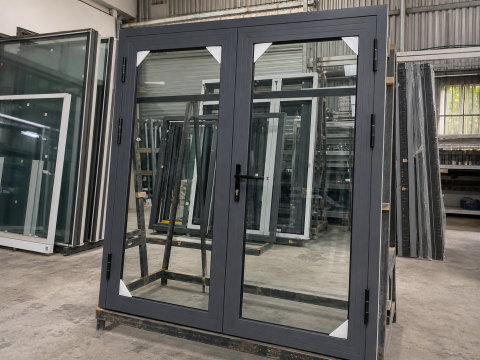 Cửa đi nhôm kính Eurowindow mở quay